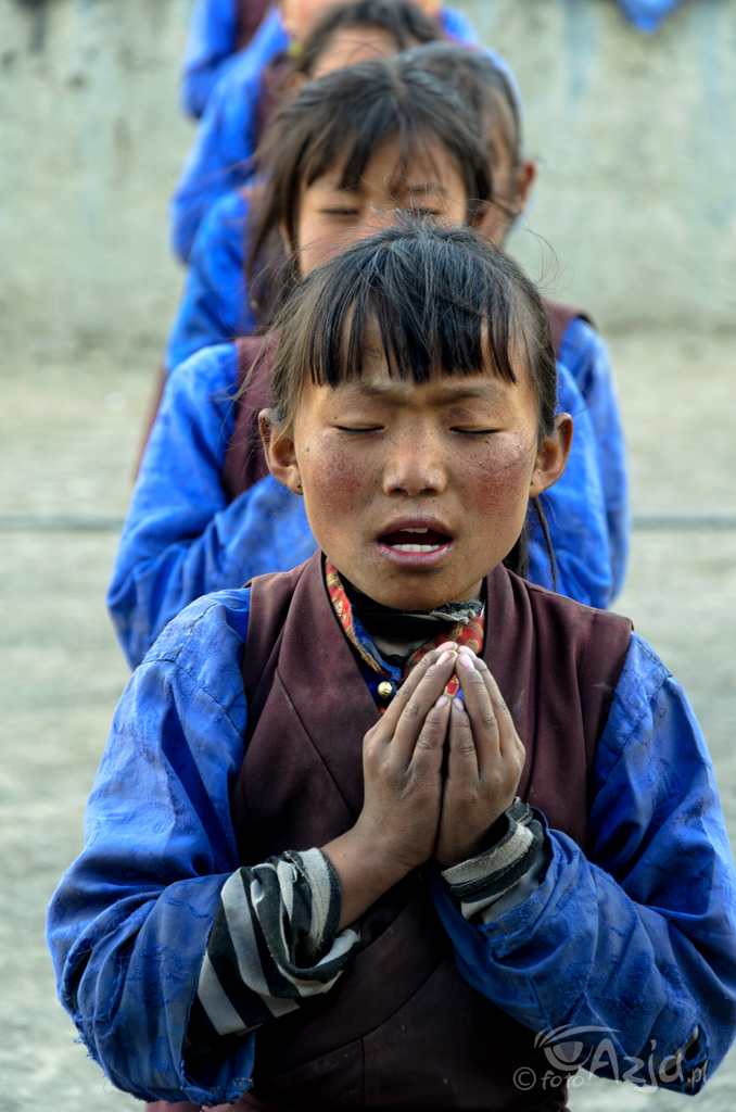 Dzień 12: modlitwa uczniów na zakończenie zajęć w szkole - Khoman (4201m)